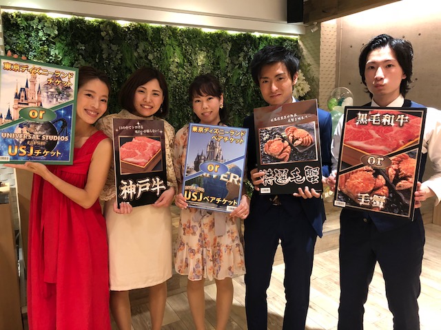 結婚式二次会ゲーム勝利チームで景品GET写真